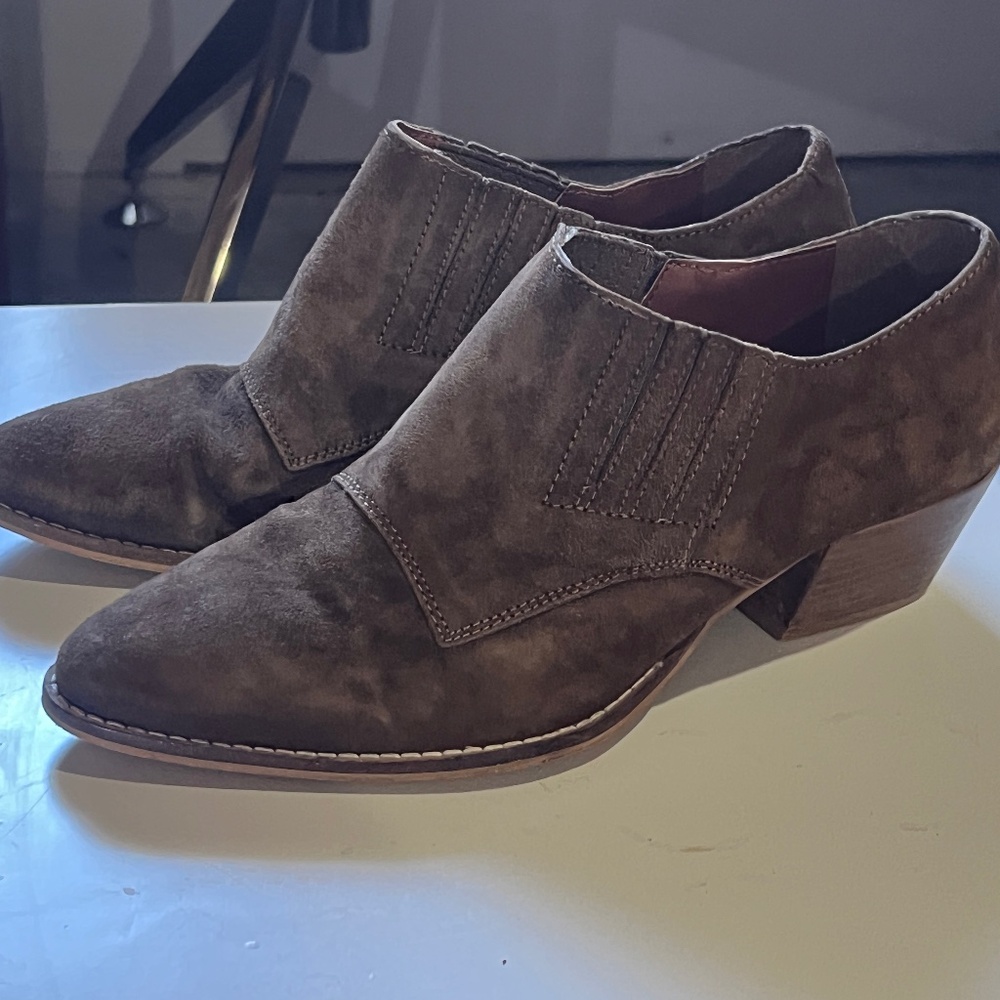 Journey signature size 9 suede cowboy style booties
